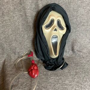 Scream Bleeding Mask Ghostface With Heart Pump Fun World